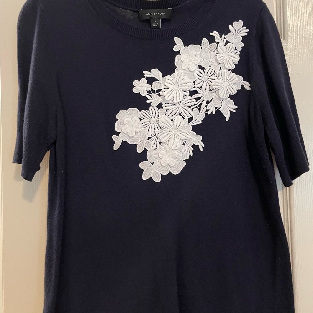 ANN TAYLOR TOP NAVY BLUE/WHITE SHORT SLEEVE